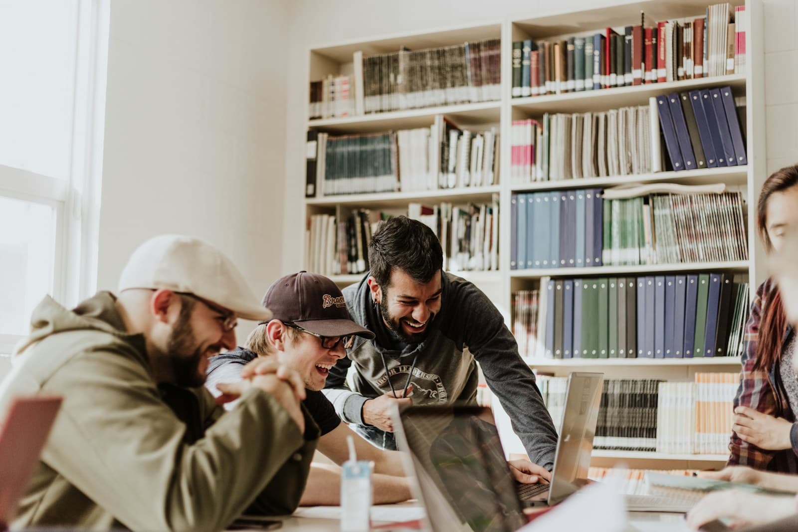Jóvenes compartiendo ideas en una biblioteca